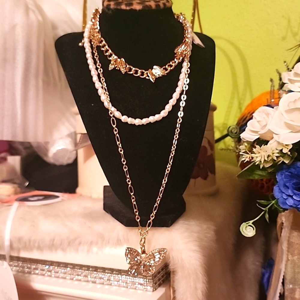 White house black market butterfly convertible necklace NWT, gold/pearls